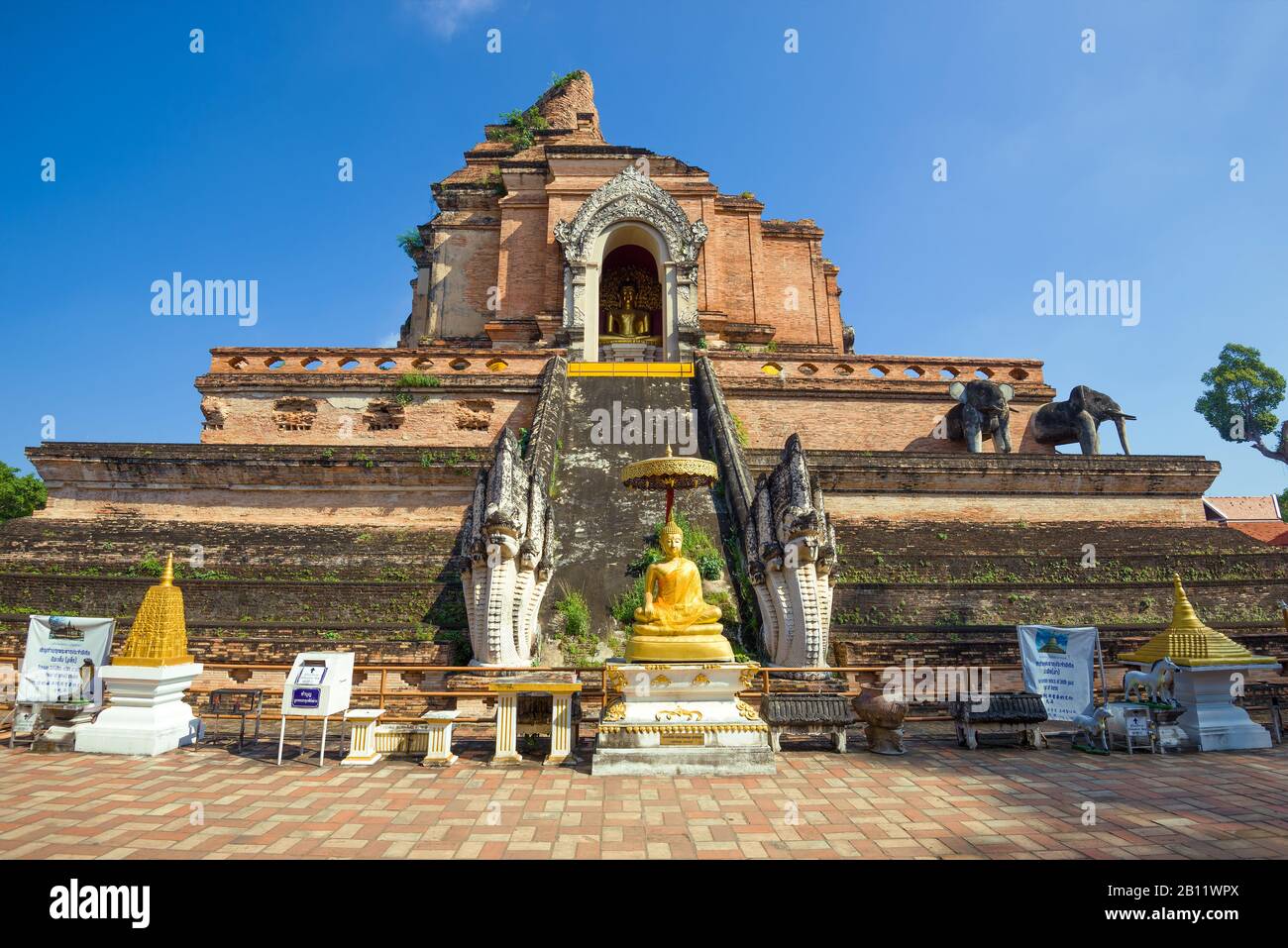 Chiang MAI, THAÏLANDE - 21 DÉCEMBRE 2018 : le temple bouddhiste Wat Chedi Luang a été détruit par un gigantesque stupa Banque D'Images