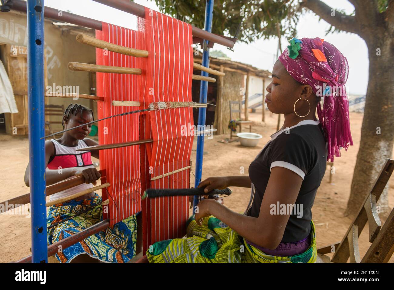 Les filles et les femmes travaillent sur leurs métiers dans un village du nord du Bénin, en Afrique Banque D'Images