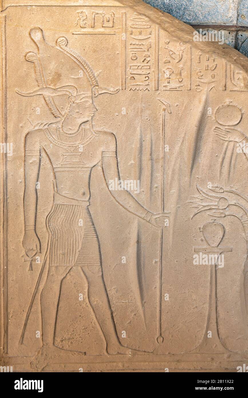 Anciens dessins hiéroglyphiques égyptiens, bas-reliefs avec des images de personnes, rois, pharaons, dieux et signes sur un mur de pierre à Assouan Banque D'Images