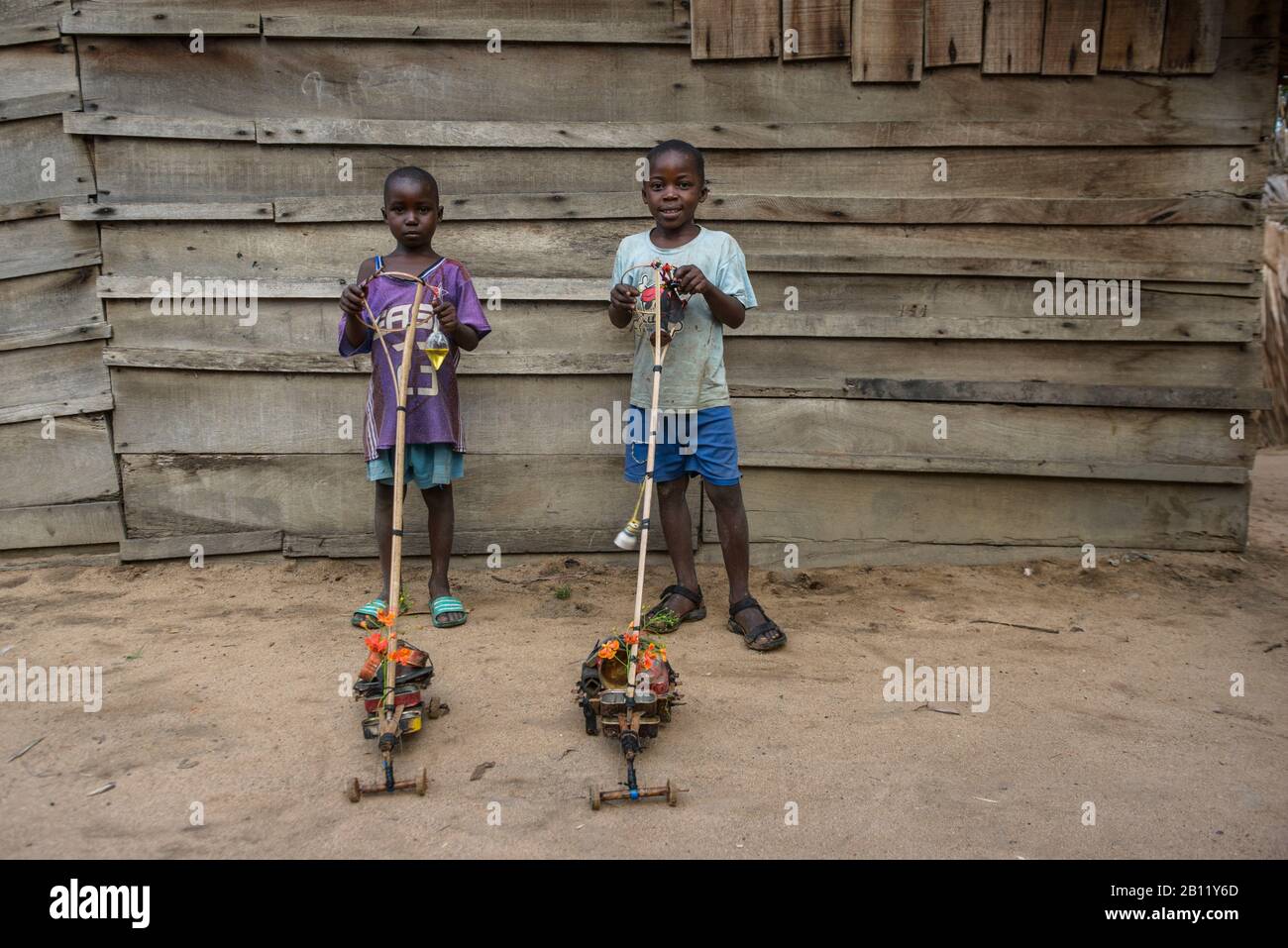 Bantu enfants et jouets faits maison, Bayanga, République centrafricaine, Afrique Banque D'Images