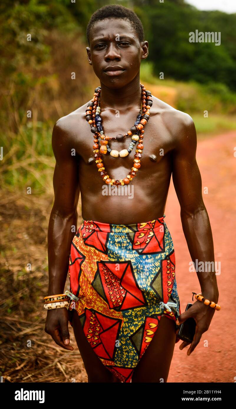 Adolescent un mois avant la circoncision, Gabon, Afrique centrale Banque D'Images