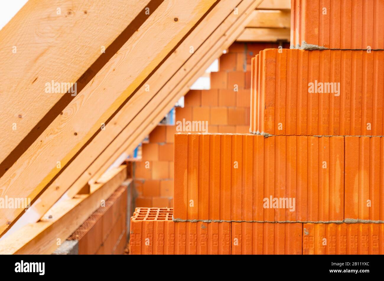 Armature de toit avec poutres en bois dans un nouveau bâtiment Photo — free download