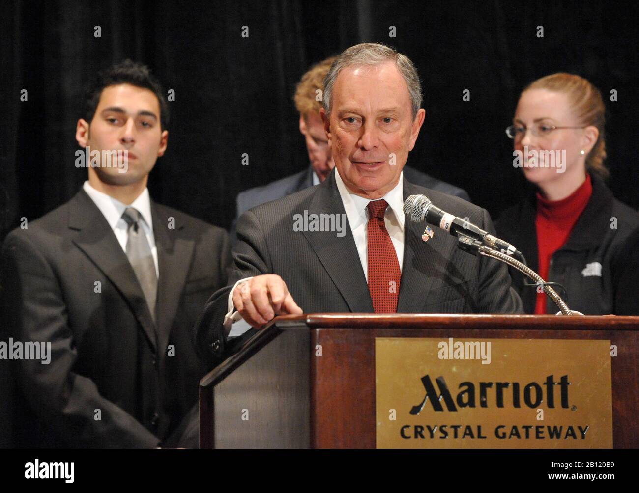 Arlington, va - 13 avril 2009 -- le maire de la ville de New York, Michael Bloomberg, est présent lors d'une conférence de presse à Arlington, Virginie, parrainée par les Américains Unis pour la sécurité Des Rues, pour présenter une annonce télévisée appelant l'ancien procureur général de l'État de Virginie, Bob McDonnell, candidat républicain au gouverneur de Virginie, Reconsidérer son opposition à la fermeture des armes à feu montre une faille qui permet aux criminels d'acheter des armes sans subir de contrôles de fond le lundi 13 avril 2009. Omar Samaha regarde de gauche et Suzanne Grimes regarde de droite..Credit: Ron Sachs / CNP.(RESTRICTION: Pas New York o Banque D'Images