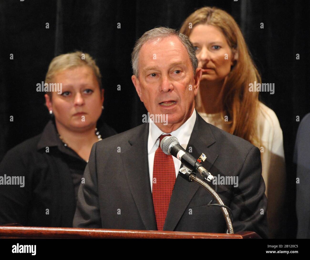 Arlington, va - 13 avril 2009 -- le maire de la ville de New York, Michael Bloomberg, est présent lors d'une conférence de presse à Arlington, Virginie, parrainée par les Américains Unis pour la sécurité Des Rues, pour présenter une annonce télévisée appelant l'ancien procureur général de l'État de Virginie, Bob McDonnell, candidat républicain au gouverneur de Virginie, Reconsidérer son opposition à la fermeture des armes à feu montre une faille qui permet aux criminels d'acheter des armes sans subir de contrôles de fond le lundi 13 avril 2009. Tatyana Timochenko, mère de l'officier de JYPD de Slain Russel Timochenko, à gauche, et Abby Spangler, à droite regarder..Credit: Ron Sac Banque D'Images