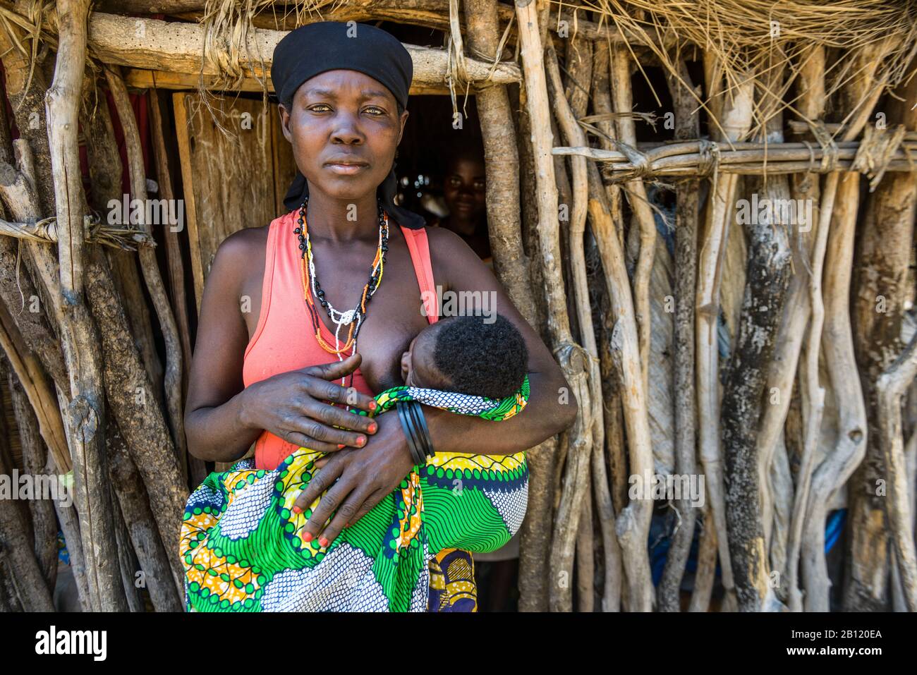 Femme avec bébé, groupes tribaux autochtones dans la province de Cunene, Angola, Afrique Banque D'Images