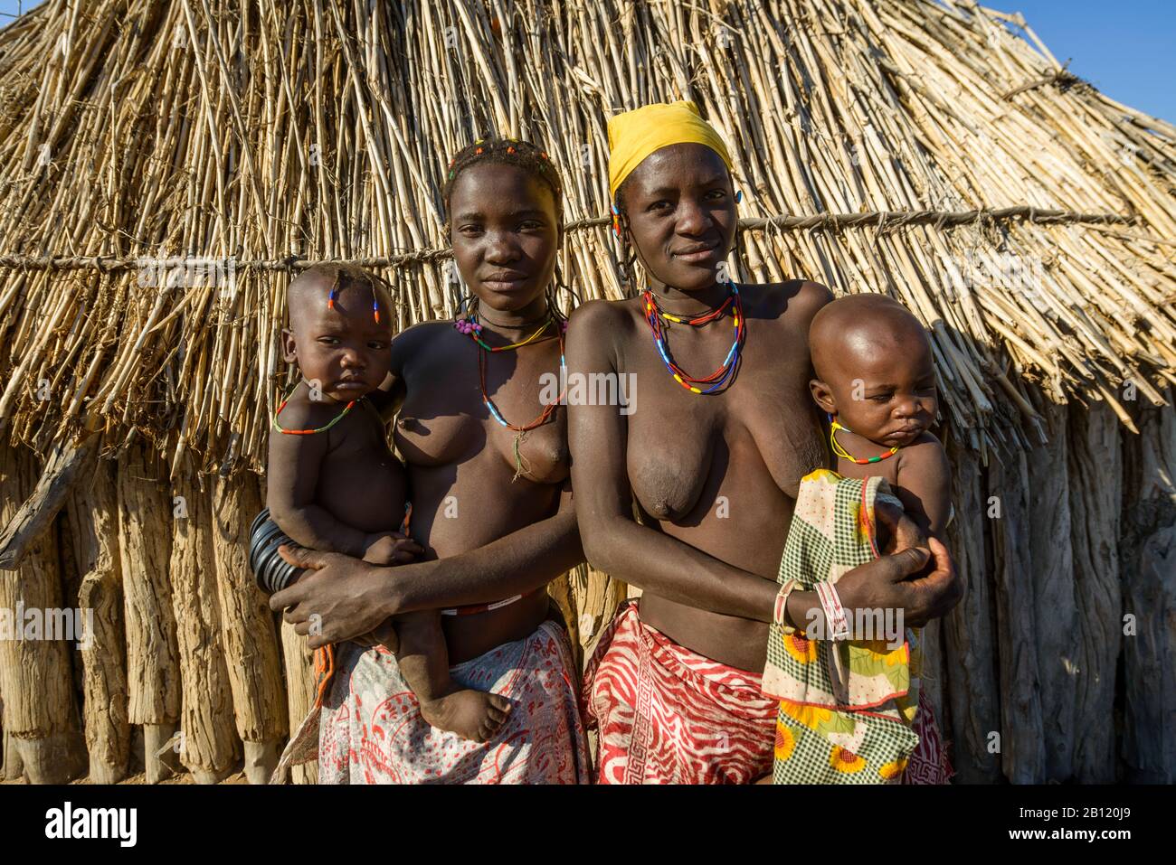 Jeunes femmes avec des bébés du peuple Mudimba de la province de Cunene dans le sud de l'Angola, en Afrique Banque D'Images