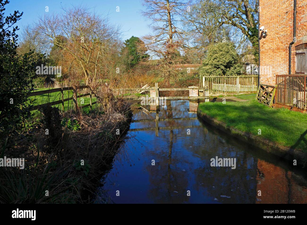 Un canal latéral de la piscine de l'usine de Letheringsett Watermill près de Holt dans le nord de Norfolk à Letheringsett, Norfolk, Angleterre, Royaume-Uni, Europe. Banque D'Images