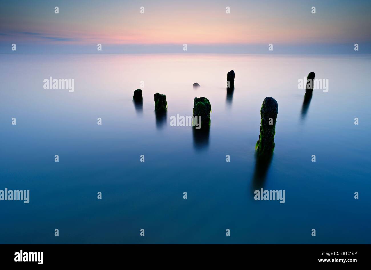 Coucher de soleil sur la plage ouest, vestiges d'un pont de pied, Darß, mer Baltique, Mecklembourg-Poméranie occidentale, Allemagne Banque D'Images