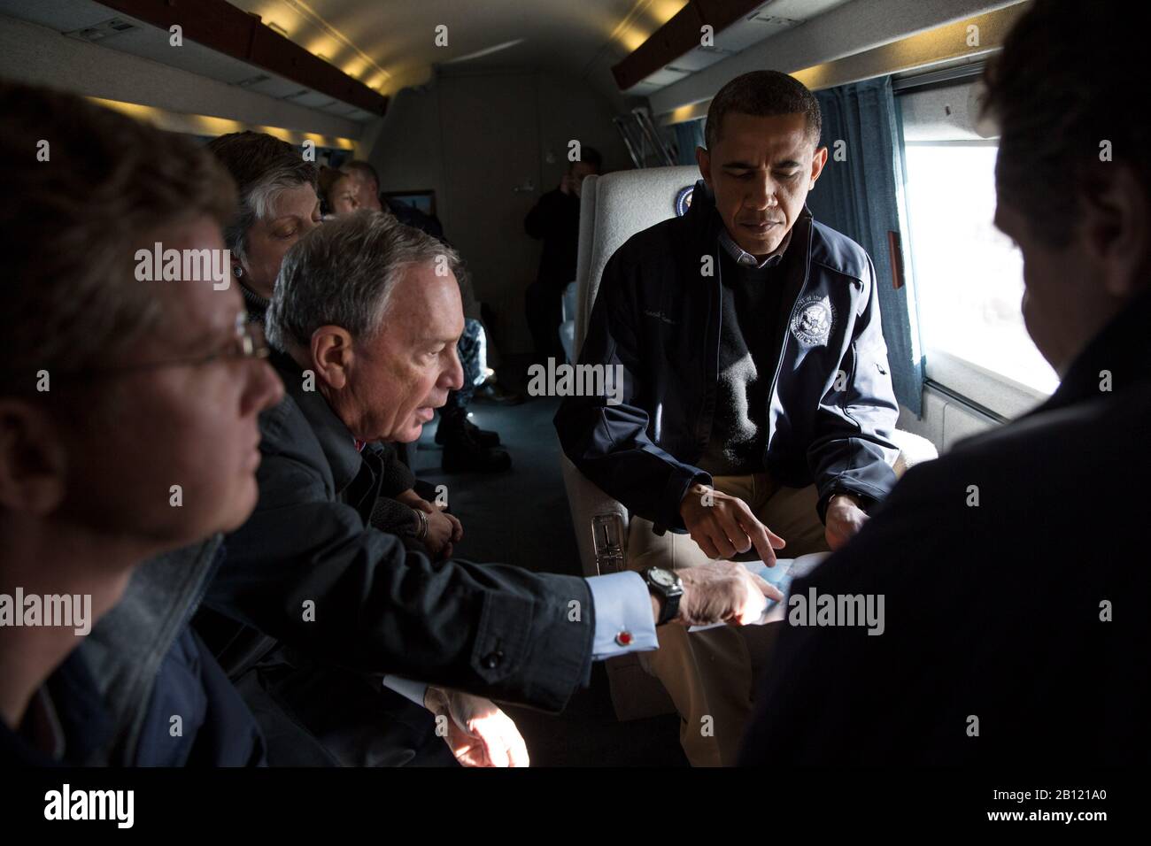 Le maire de New York, Michael Bloomberg, souligne les zones sur une carte de la région pour le président américain Barack Obama à bord de Marine One lors d'une visite aérienne de l'ouragan Sandy Storm endommagé à New York, New York, le 15 novembre 2012. Se joindre au président, de gauche à droite, sont: Le secrétaire au logement et au développement urbain Shaun Donovan; le secrétaire à la sécurité intérieure Janet Napolitano; et le gouverneur de New York Andrew Cuomo. .crédit obligatoire: Pete Souza - Maison Blanche via CNP | usage dans le monde entier Banque D'Images