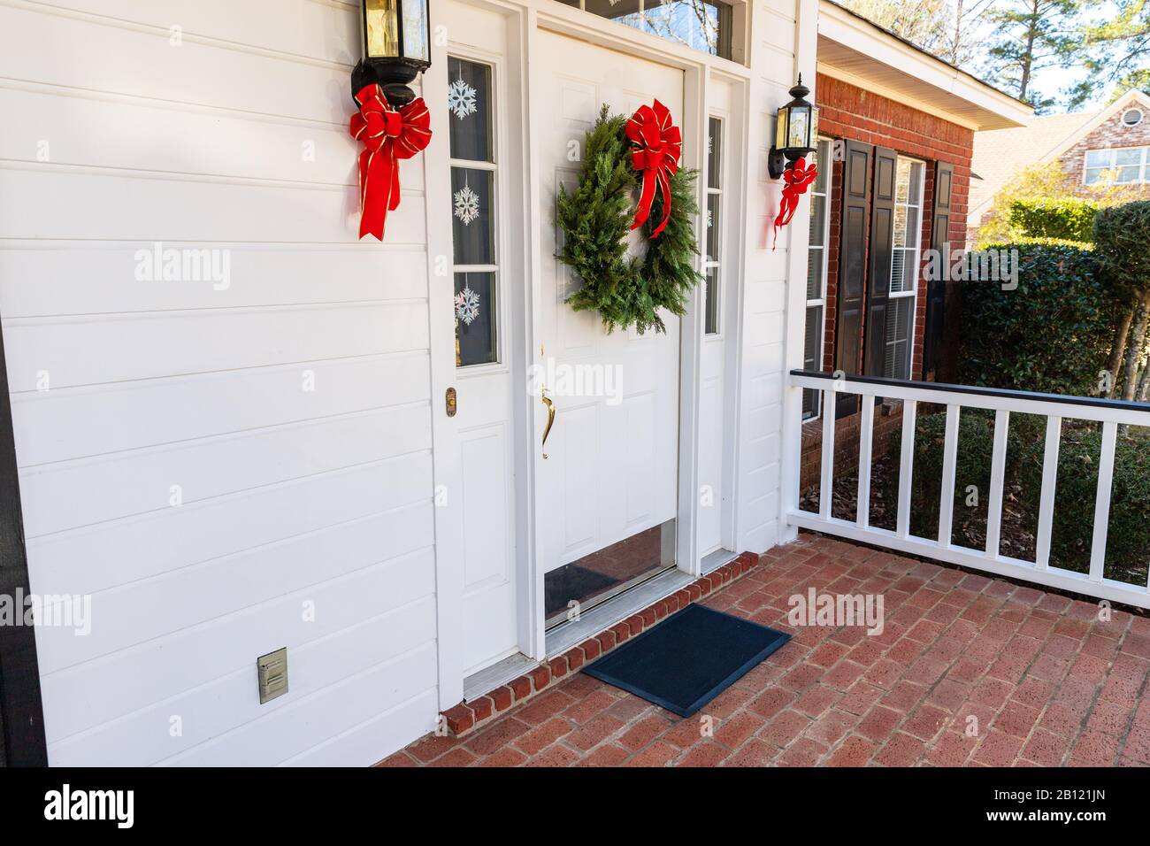 Maison résidentielle à la porte d'entrée décorée pour Noël Banque D'Images