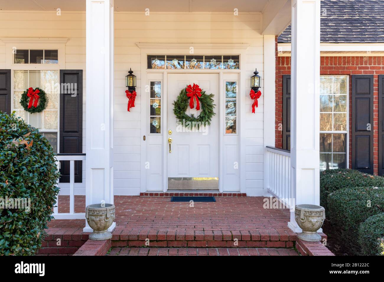 Maison résidentielle à la porte d'entrée décorée pour Noël Banque D'Images