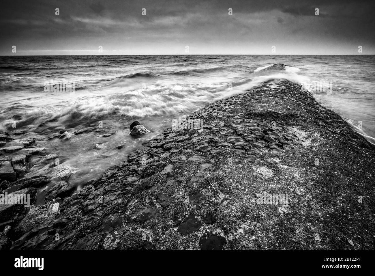 Construction typique de brise-lames à l'IJsselmeer près de la ville de Hindeloopen dans la province de Frise aux Pays-Bas Banque D'Images