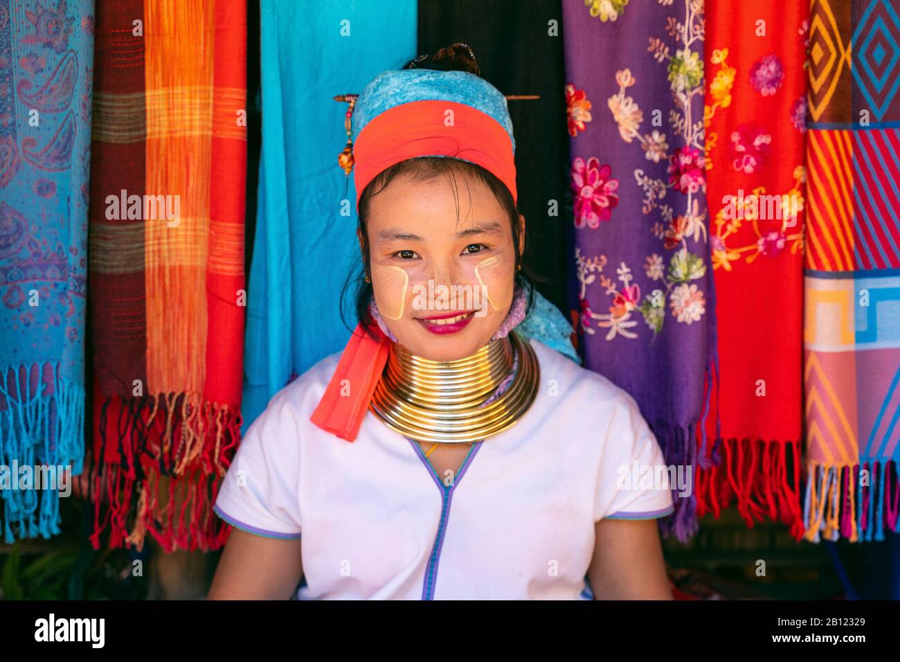 Chiang RAI, THAÏLANDE - 14 FÉVRIER 2020 : femme Karen à col long souriant dans les villages de tribu des collines, province de Chiang Rai, Thaïlande. Banque D'Images