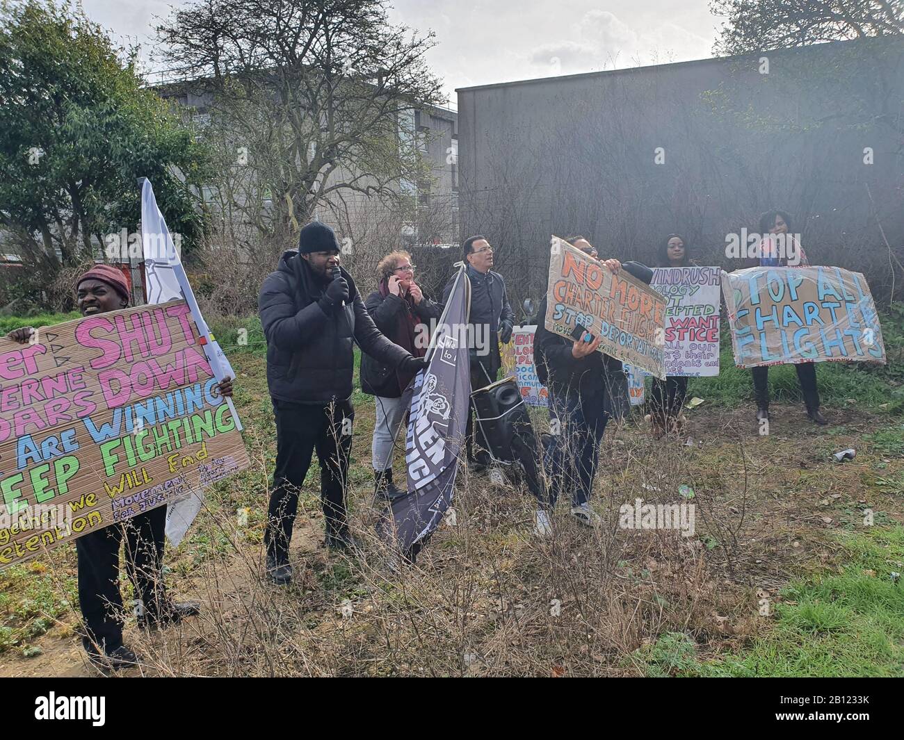 Les manifestants du Mouvement pour la justice démontreront les centres d'immigration de Colnbrook et Harmondsworth, exigeant la fin de l'utilisation des vols affrétés. Banque D'Images