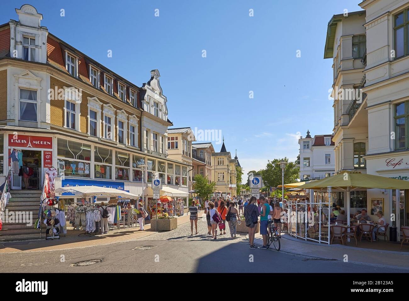 La Seestrasse dans la station balnéaire de Bansin, Usedom, Mecklembourg-Poméranie-Occidentale, Allemagne Banque D'Images