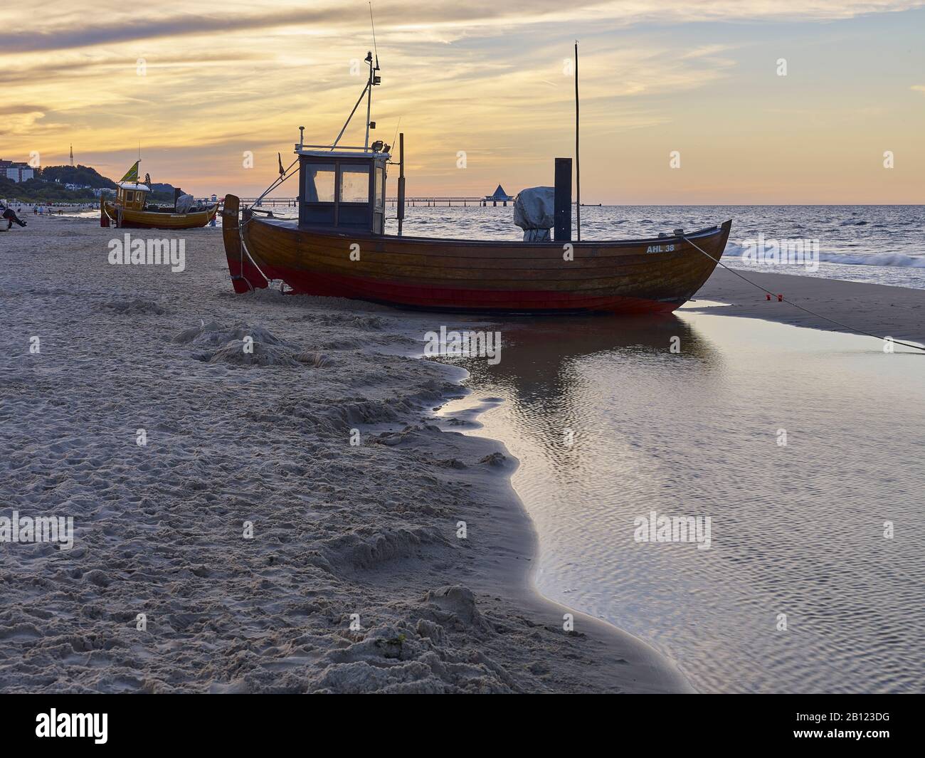 Bateau de pêche sur la plage, Ostseebad Ahlbeck, Usedom, Mecklembourg-Poméranie-Occidentale, Allemagne Banque D'Images