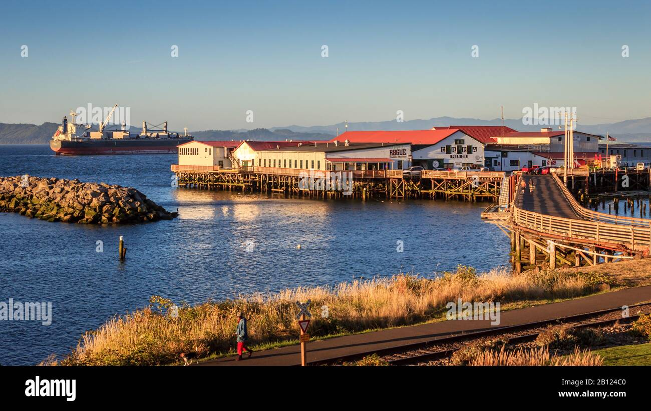 Astoria, Oregon, États-Unis d'Amérique - 09-15-2016 : le soleil se couche sur l'embarcadère 39 d'Astoria, Oregon Banque D'Images