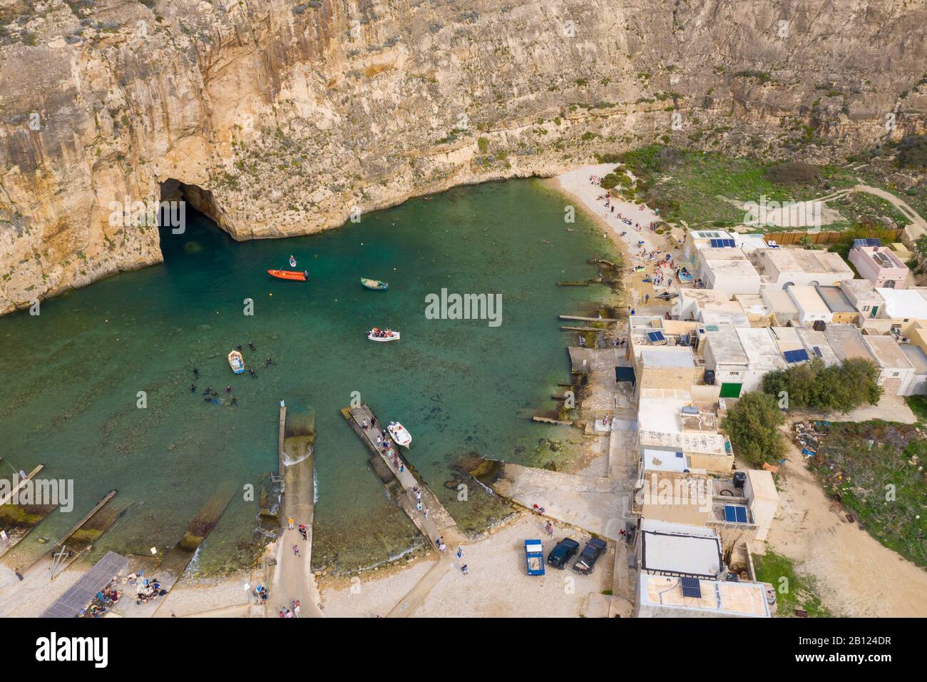 La mer intérieure et le bateau touristique. Dwejra est un lagon d'eau de mer sur l'île de Gozo. Vue aérienne du tunnel de la mer près de la fenêtre Azur. Mer Méditerranée. Banque D'Images