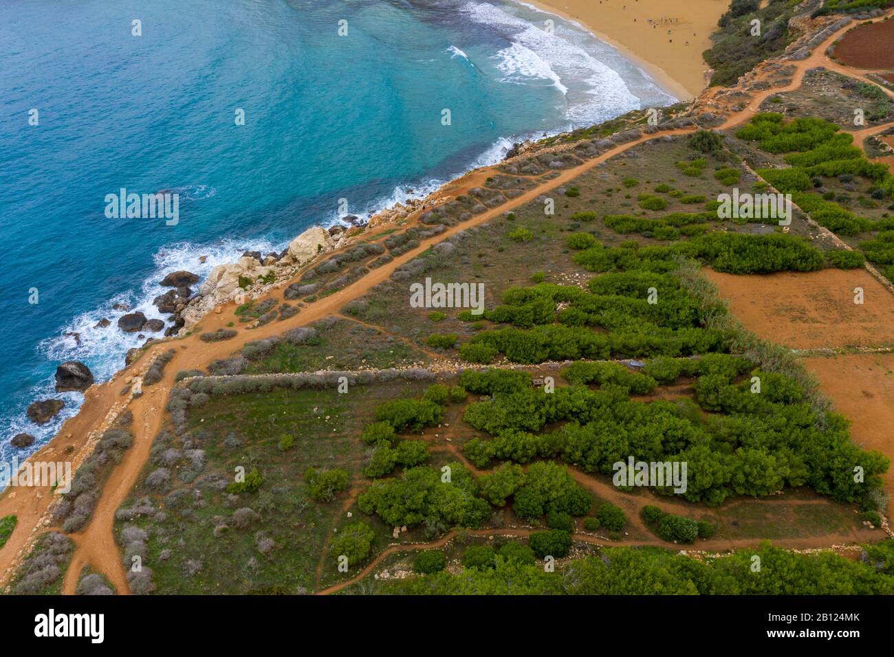 Ghajn Tuffieha, Malte - vue panoramique aérienne de la côte de Ghajn Tuffieha avec la baie de Gnejna, la baie Riviera et la baie d'Or au lever du soleil en été Banque D'Images