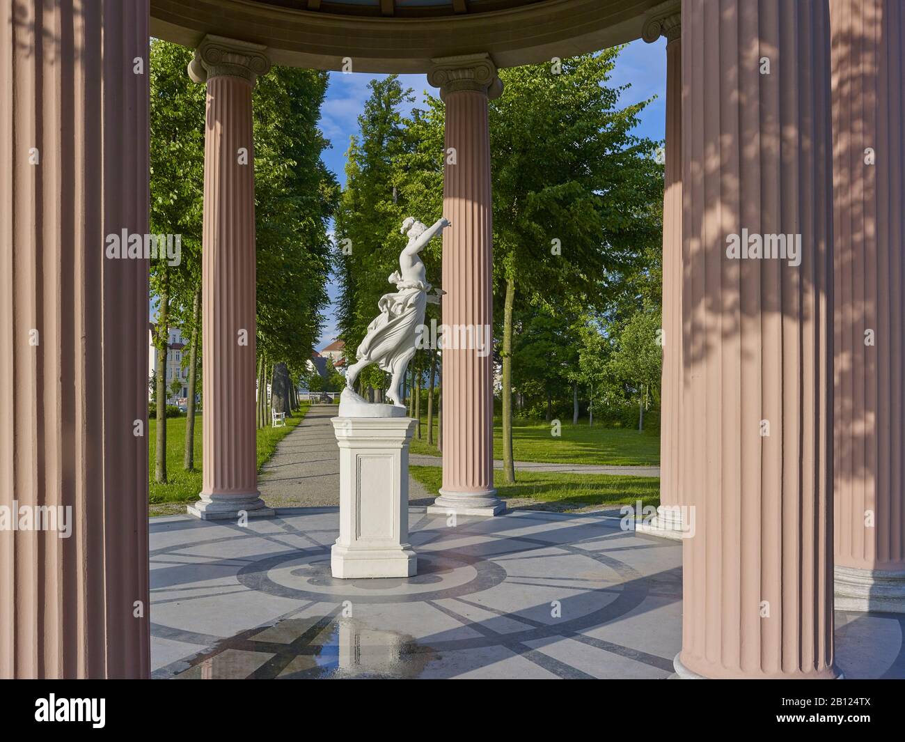 Ascenseur temple dans le parc du château de Neustrelitz, Mecklembourg-Poméranie occidentale, Allemagne Banque D'Images