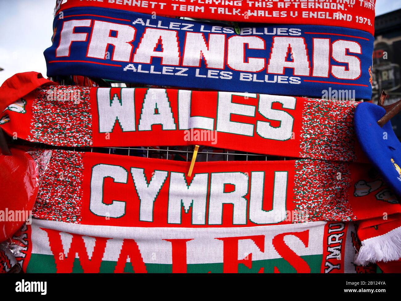 La marchandise se trouve à l'extérieur du sol avant le match Guinness Des Six Nations au Principauté Stadium de Cardiff. Banque D'Images