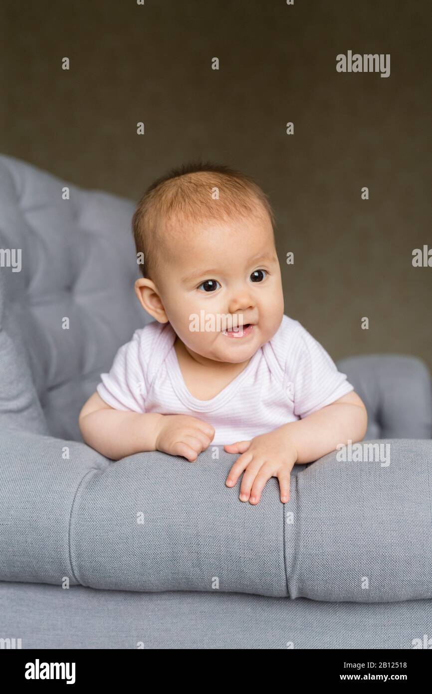 Bébé sur un fauteuil Banque D'Images