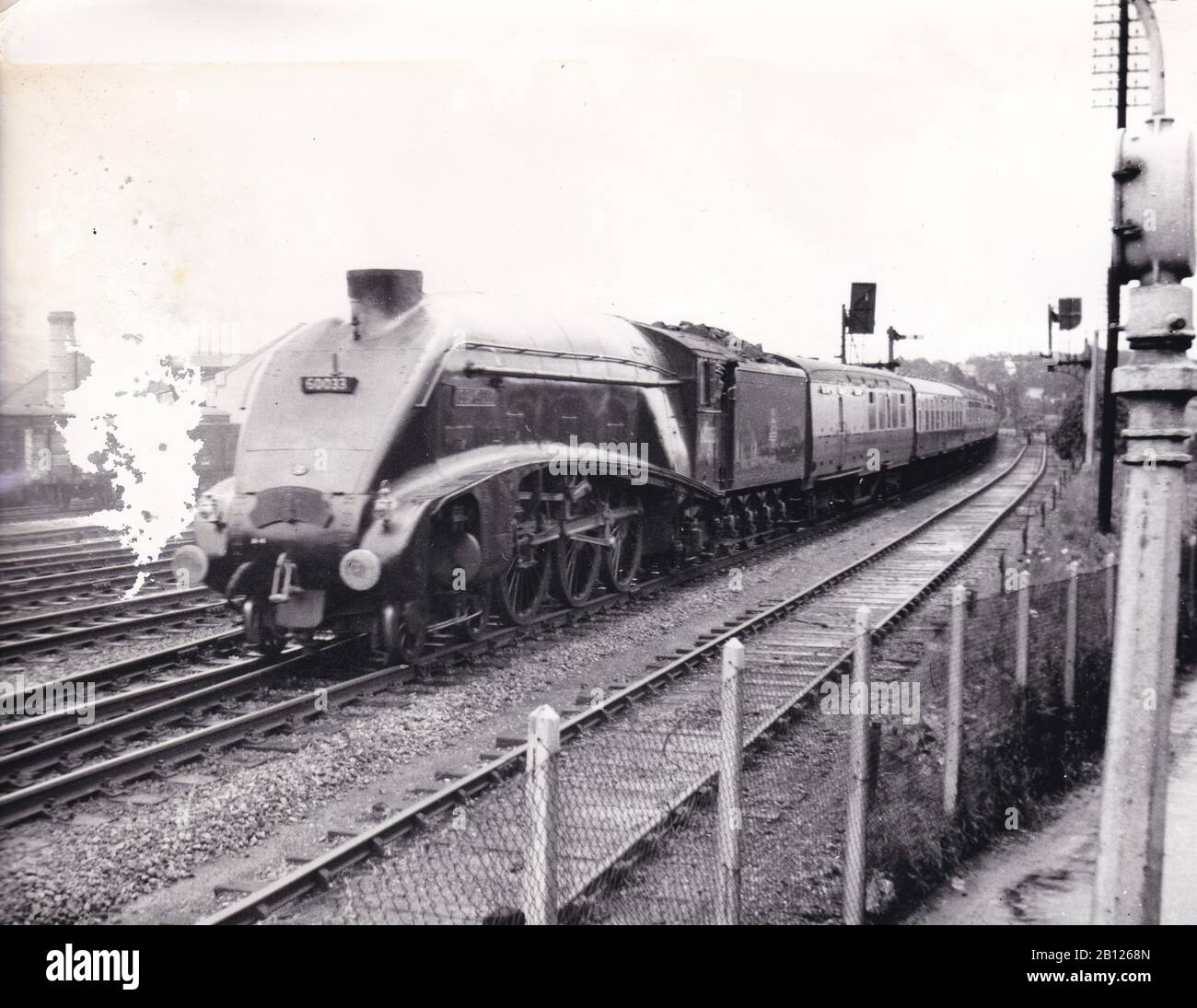 Photo noir et blanc vintage du train de locomotives à vapeur - 50 - 60033 à la gare New Southgate 29 juillet 1956. Banque D'Images