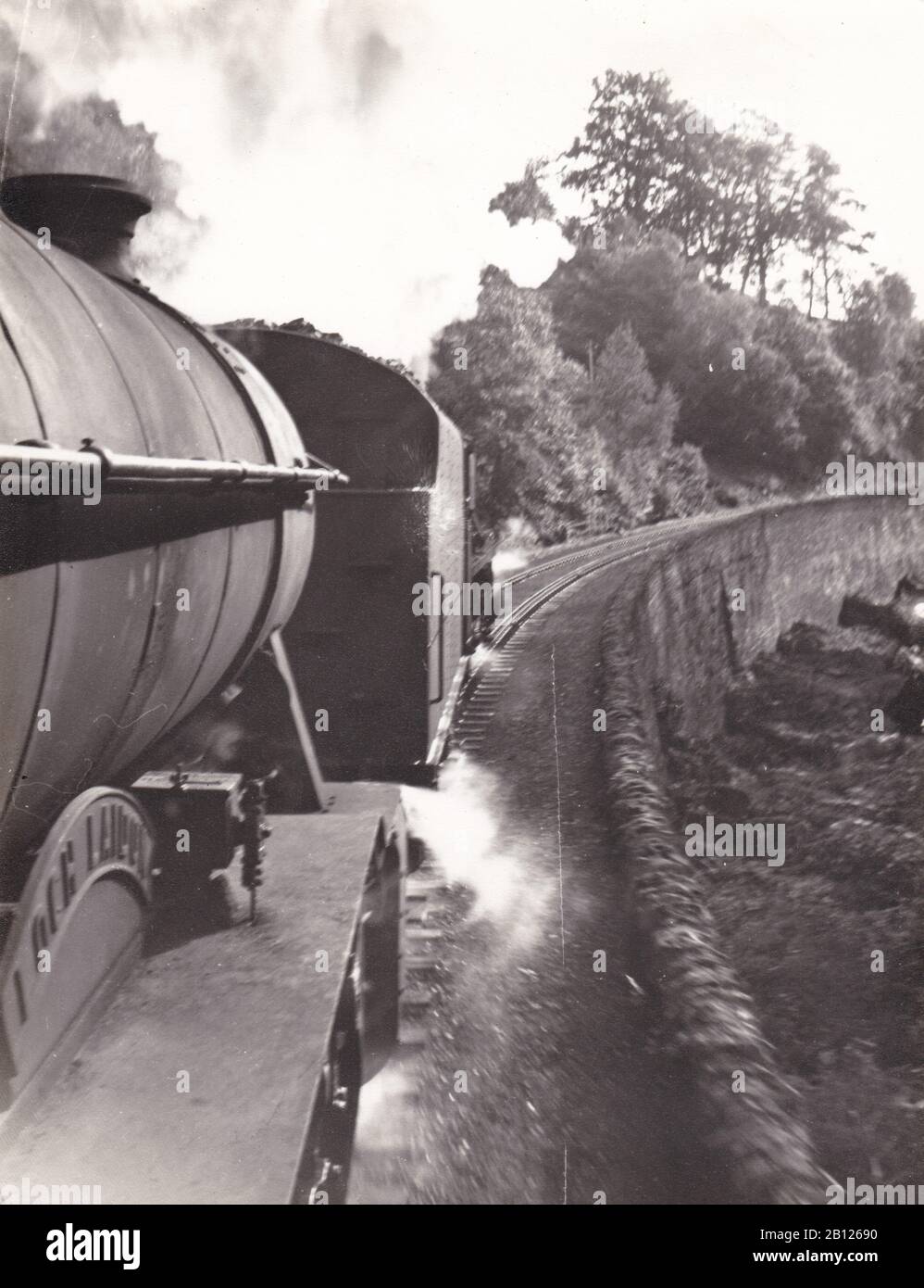 Photo noir et blanc vintage du train de locomotives à vapeur - vue Latérale de K.2 2-6-0 61789 Loch Laidon, piloté par ci.5 4-6-0 44967 17 août 56 Banque D'Images