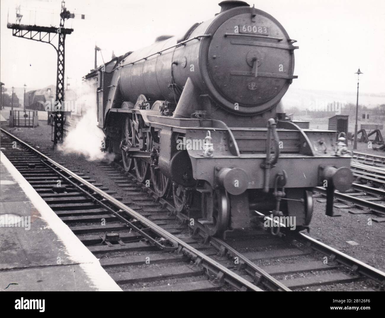 Photo noir et blanc vintage du train de locomotives à vapeur - A.3 60083 (HTN) à la gare de Grantham le 22 mars 1956. Banque D'Images