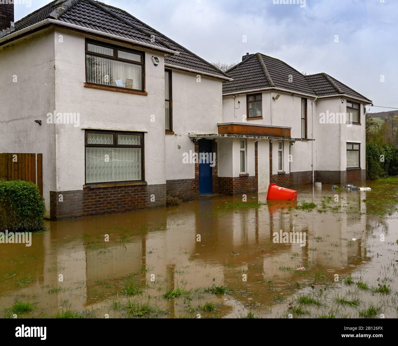 TREFOREST, PRÈS DE CARDIFF, PAYS DE GALLES - FÉVRIER 2020: Jardin inondé d'une maison à Treforest après que la rivière Taff a éclaté ses banques après la tempête Dennis Banque D'Images
