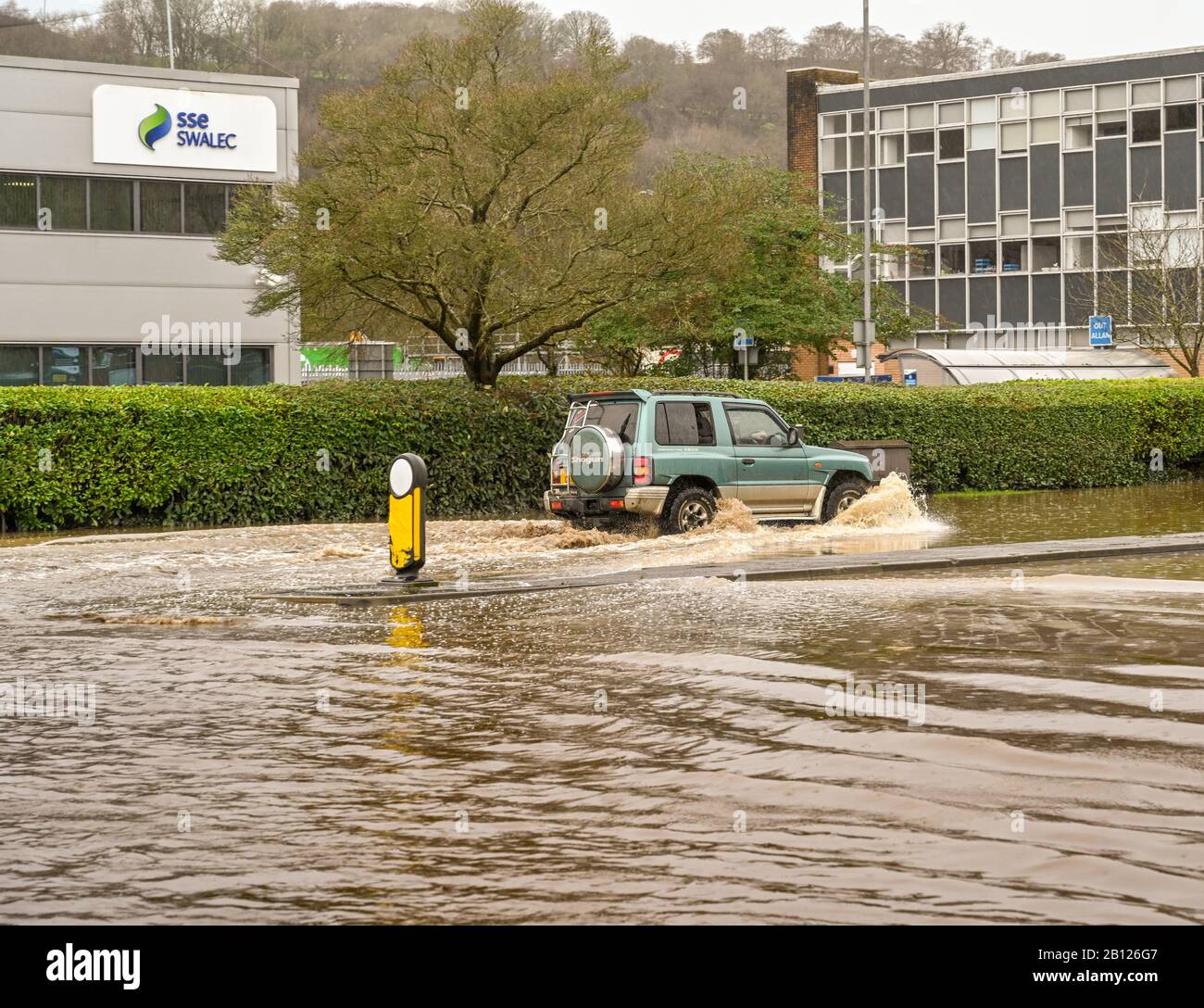NANTGARW, PRÈS DE CARDIFF, PAYS DE GALLES - FÉVRIER 2020: Véhicule traversant les eaux d'inondation sur la propriété industrielle de Treforest près de Cardiff Banque D'Images