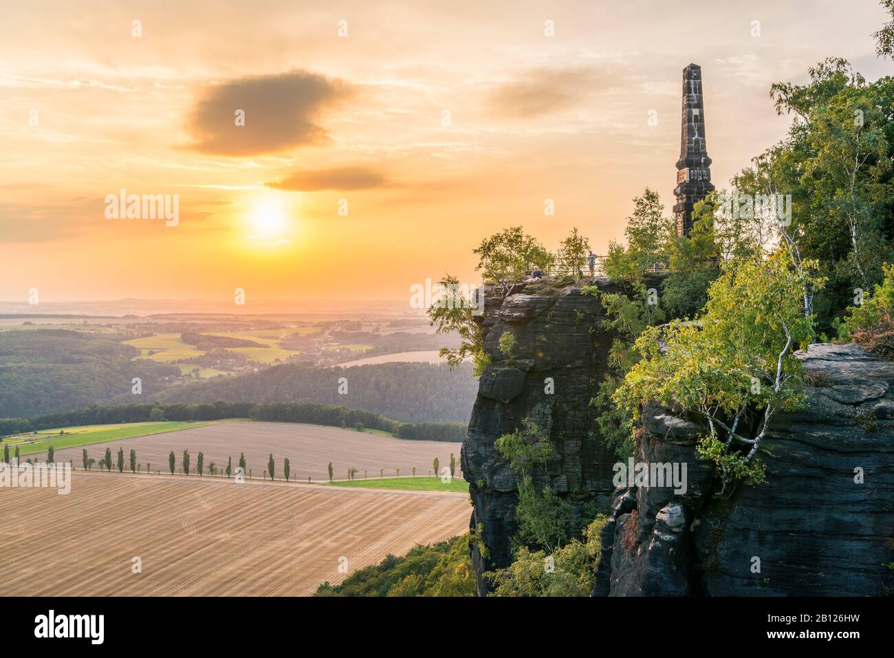 L'obélisque de Wettin sur le Lilienstein au coucher du soleil, les montagnes de Sandstone d'Elbe, Saxe, Allemagne Banque D'Images