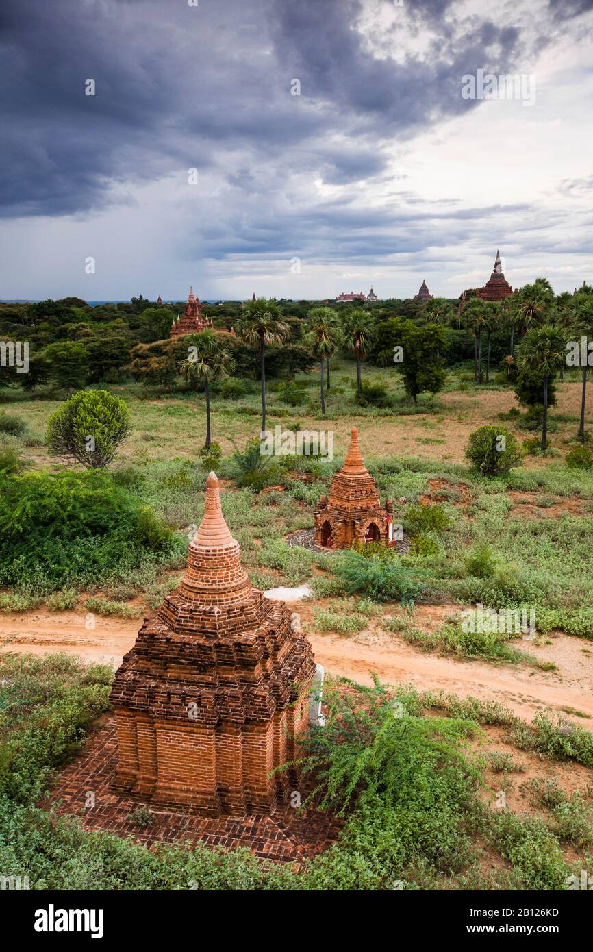 Vue sur le paysage depuis le temple de Seinnyet Ama Pahto. Bagan, Myanmar Banque D'Images