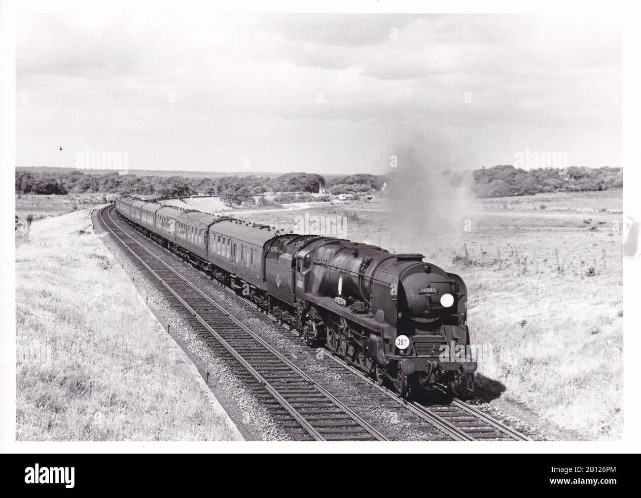 Photo noir et blanc vintage du train de locomotives à vapeur - S.R. Bataille De Grande-Bretagne Reconstruite Classe 4-6-2 34885 50e Escadron Juin 1966. Banque D'Images