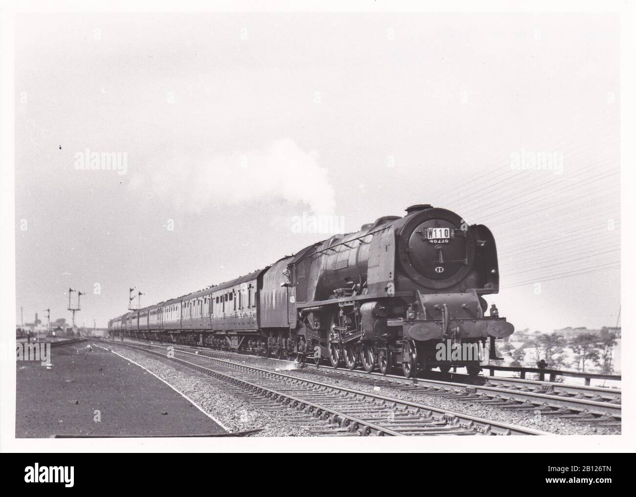 Photo noir et blanc vintage du train de locomotives à vapeur - L.M. Princess Coronation Classe 4-6-2 46236 Ville de Bradford en août 1958. Banque D'Images