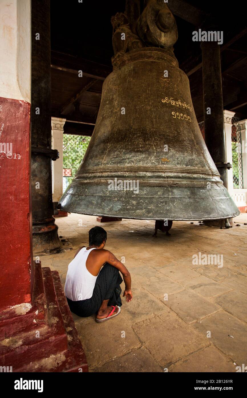 Homme devant la cloche de Mingun. Mandalay, Myanmar Banque D'Images