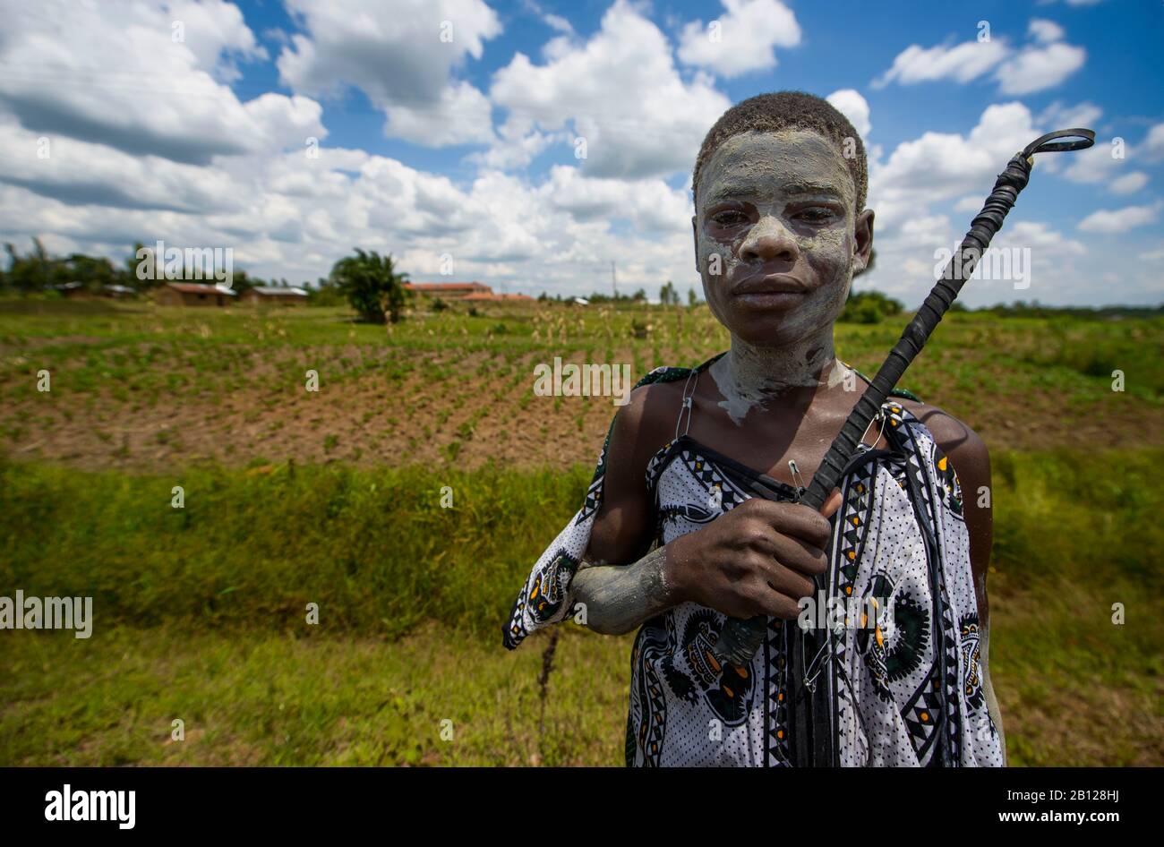 Adolescent recouvert de poussière de craie pendant le mois précédant sa circoncision, rituel d'âge masculin, West Kenya, Afrique Banque D'Images