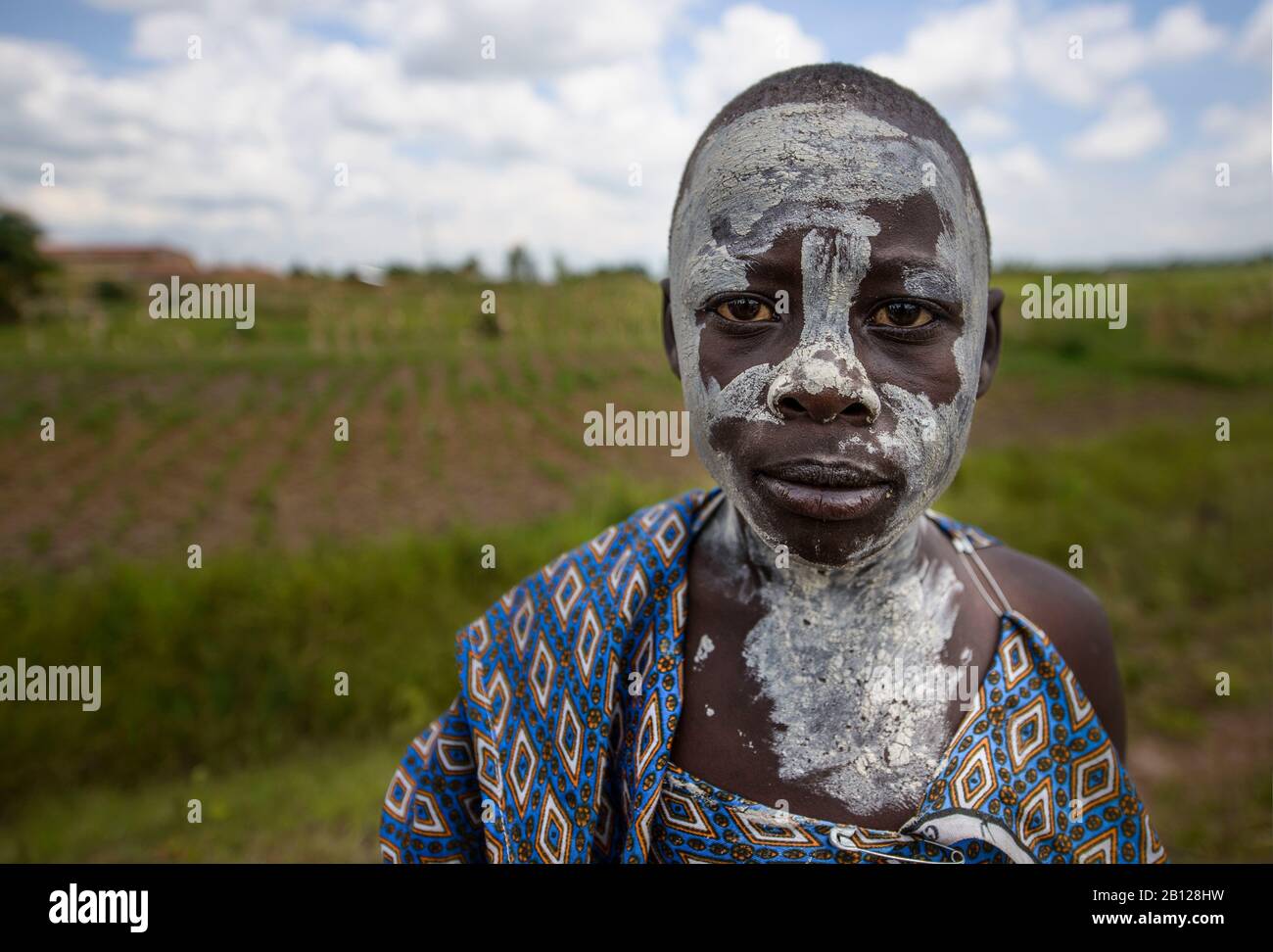 Adolescent recouvert de poussière de craie pendant le mois précédant sa circoncision, rituel d'âge masculin, West Kenya, Afrique Banque D'Images