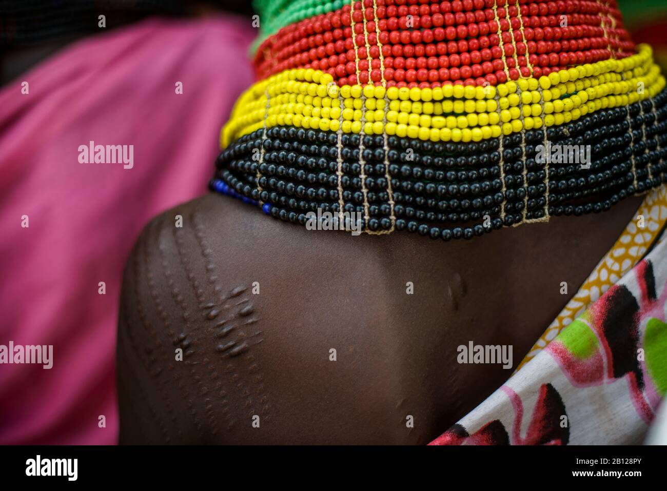 Le dos d'une femme Turkana montre la scarification sur sa peau, au Kenya Banque D'Images