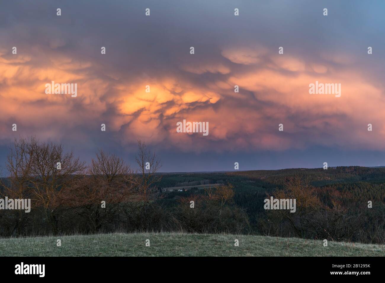 Leuchtenburg,Thunderstorm,Mammatus clouds,Sunset,Thuringe,Allemagne Banque D'Images
