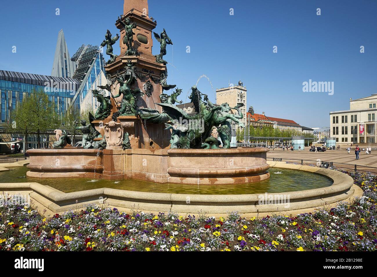 Augustusplatz avec nouveau Augusteum et Mendebrunnen, Leipzig, Saxe, Allemagne Banque D'Images