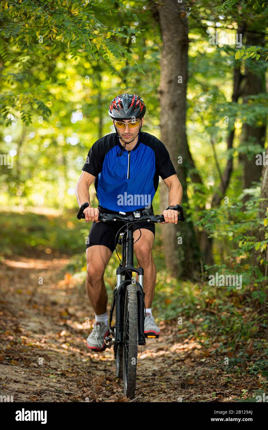 vélo de randonnée pour homme et vêtements de protection en forêt Banque D'Images