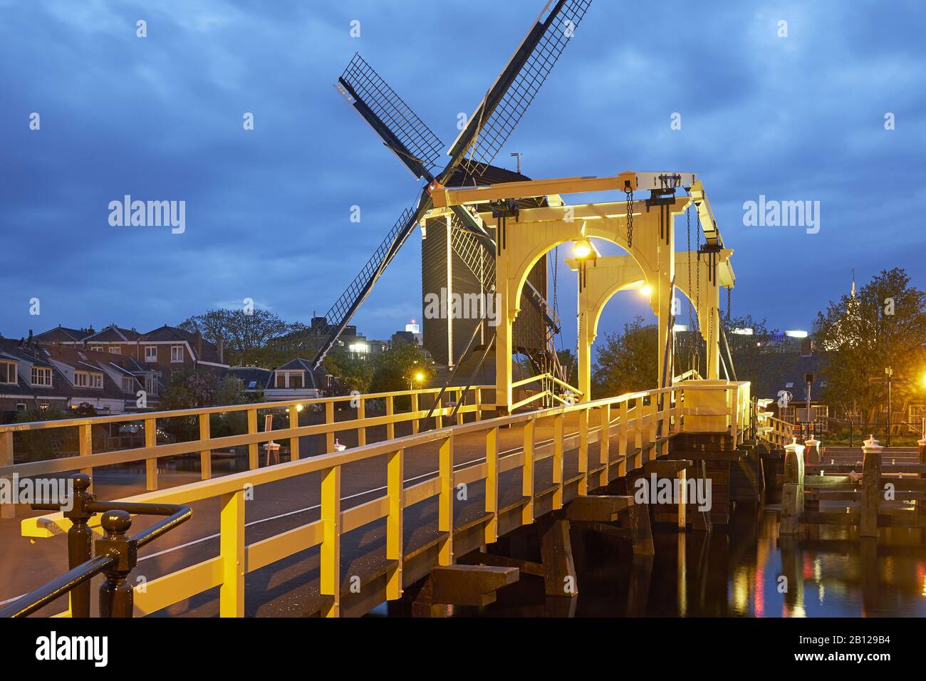 Pont à Galgewater avec Rembrandt Molen de mettre à Leiden, Hollande méridionale, Pays-Bas Banque D'Images