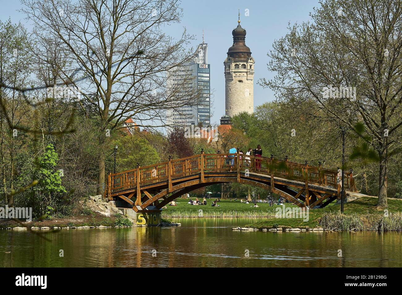 Johanna Park surplombant le centre-ville de tour de la ville et Hôtel de Ville Tour à Leipzig, Saxe, Allemagne Banque D'Images