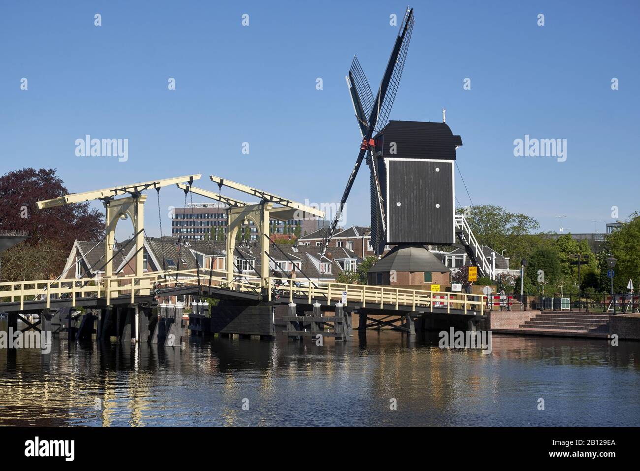 Pont à Galgewater avec Rembrandt Molen de mettre à Leiden, Hollande méridionale, Pays-Bas Banque D'Images