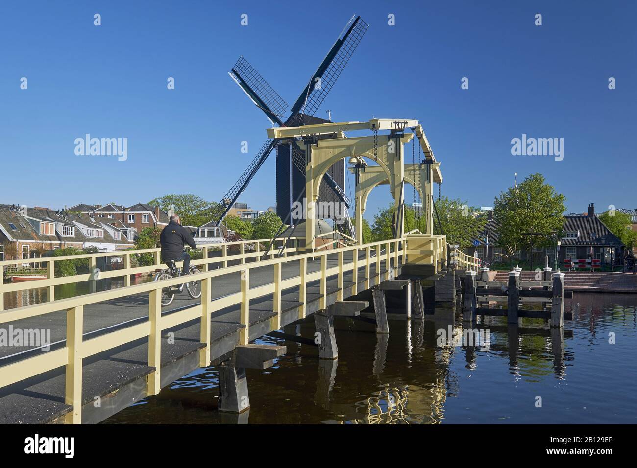 Pont à Galgewater avec Rembrandt Molen de mettre à Leiden, Hollande méridionale, Pays-Bas Banque D'Images