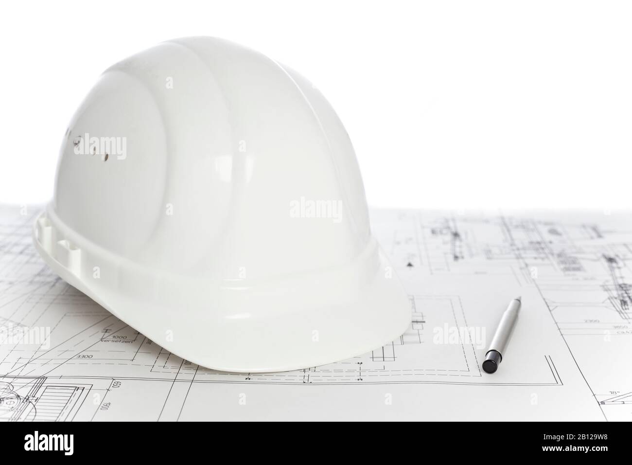 Chapeau blanc et stylo à bille allongé sur un plan de construction - fond blanc Banque D'Images