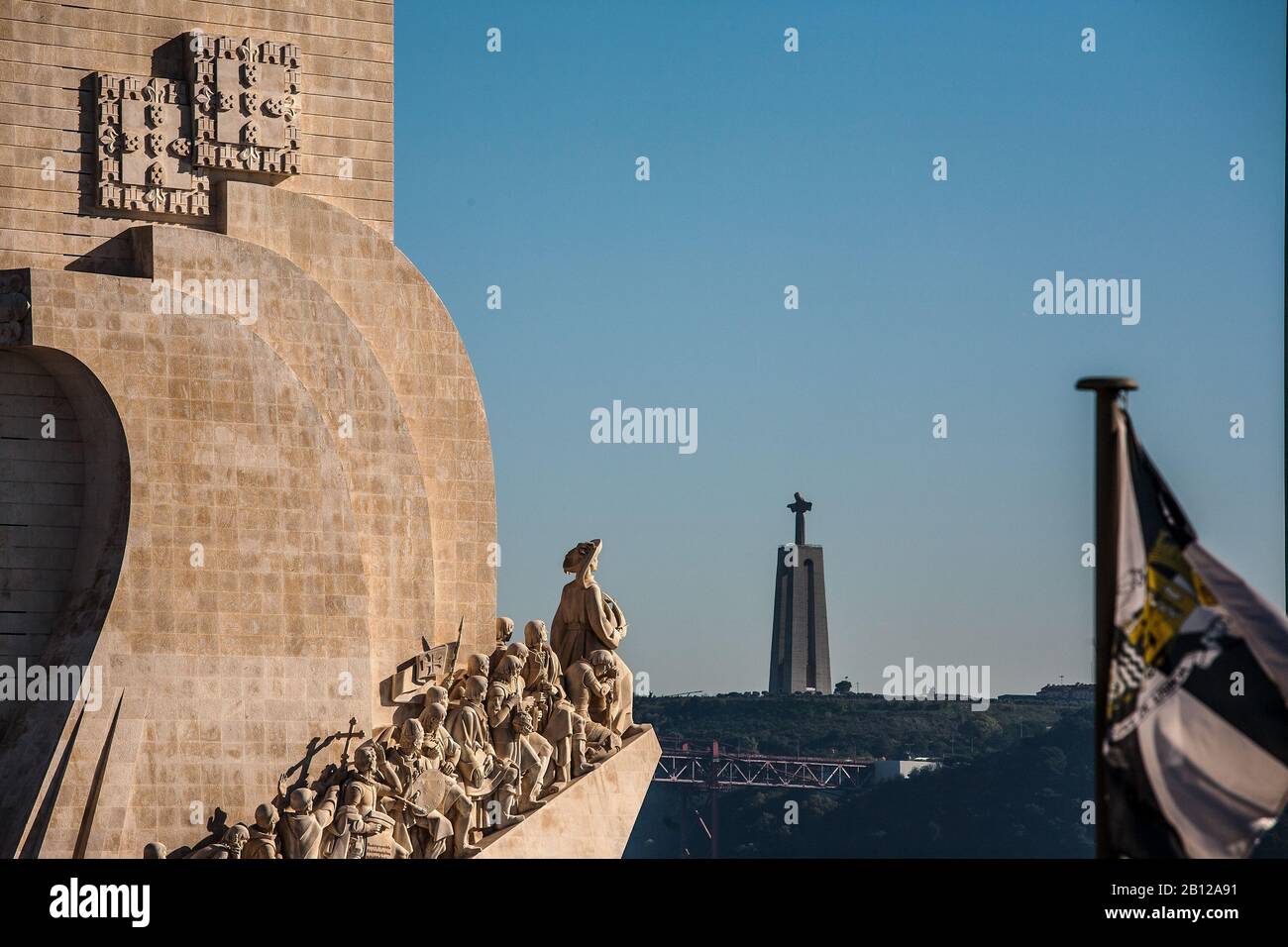 Le monument des découvertes se trouve sur la rive nord du Tage à Belem. C'est l'endroit où les navires sont partis en Inde et en Orient. Banque D'Images