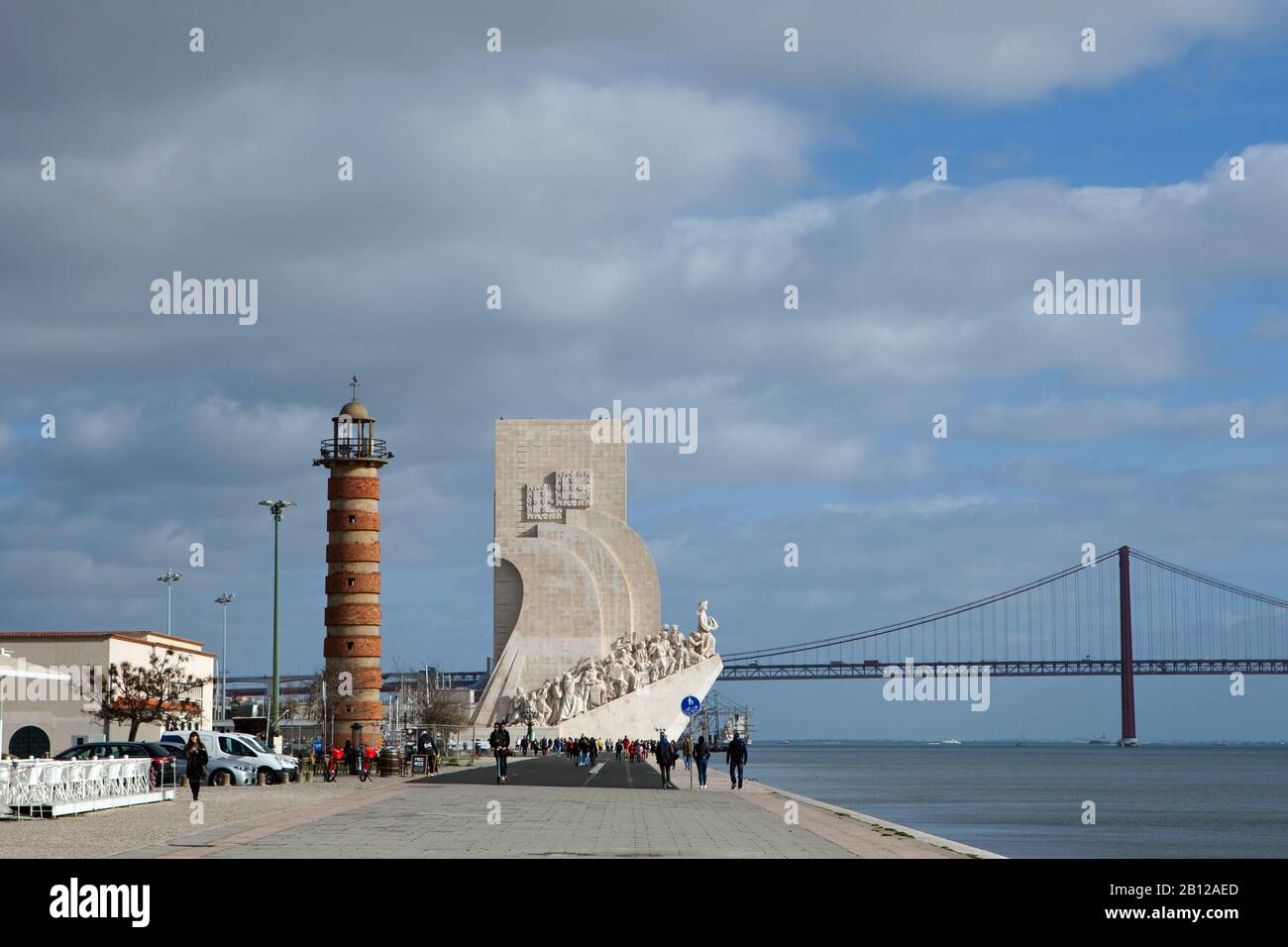 Le monument des découvertes se trouve sur la rive nord du Tage à Belem. C'est l'endroit où les navires sont partis en Inde et en Orient. Banque D'Images