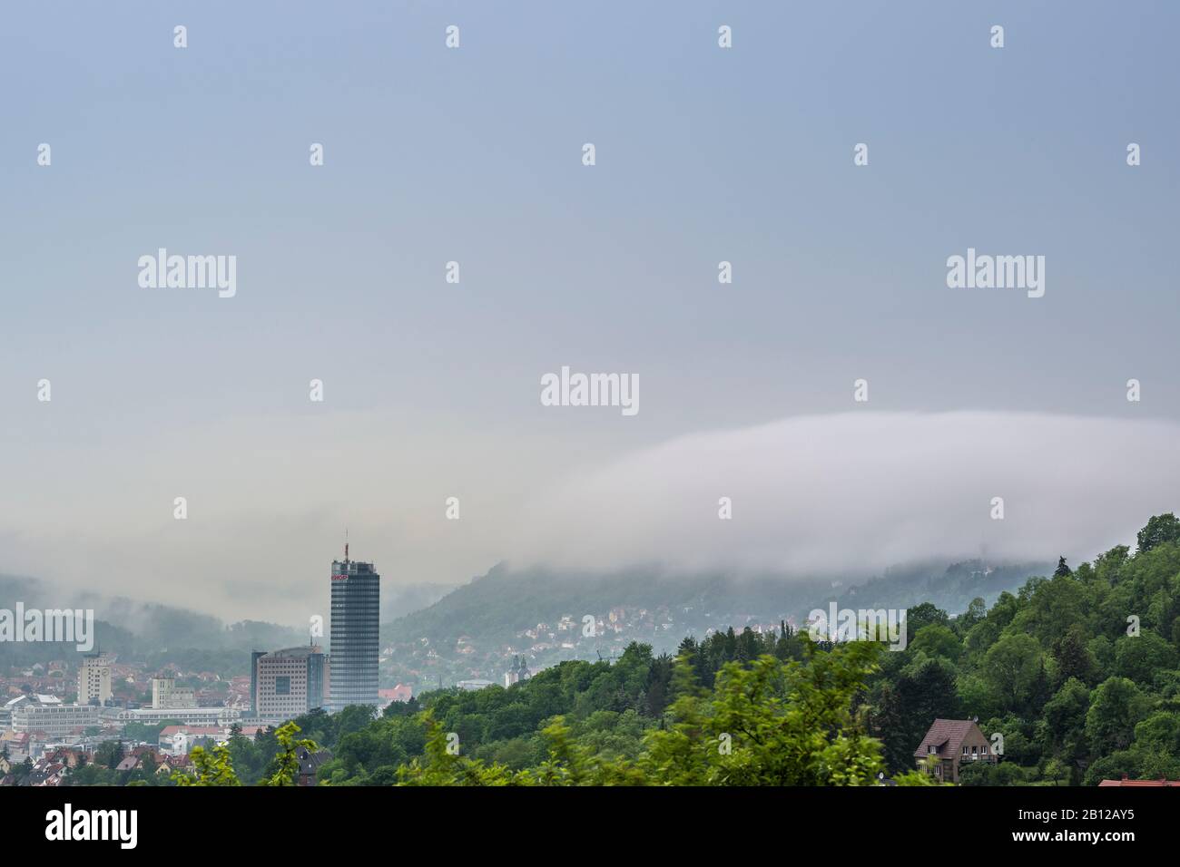 Matin brouillard sur Iéna, Thuringe, Allemagne Banque D'Images